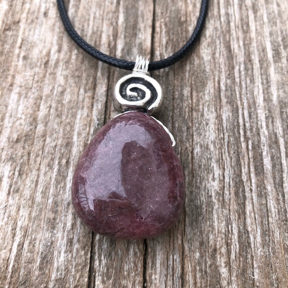 Rhodonite for Compassion, Balance and Confidence - Picture 6 of 9